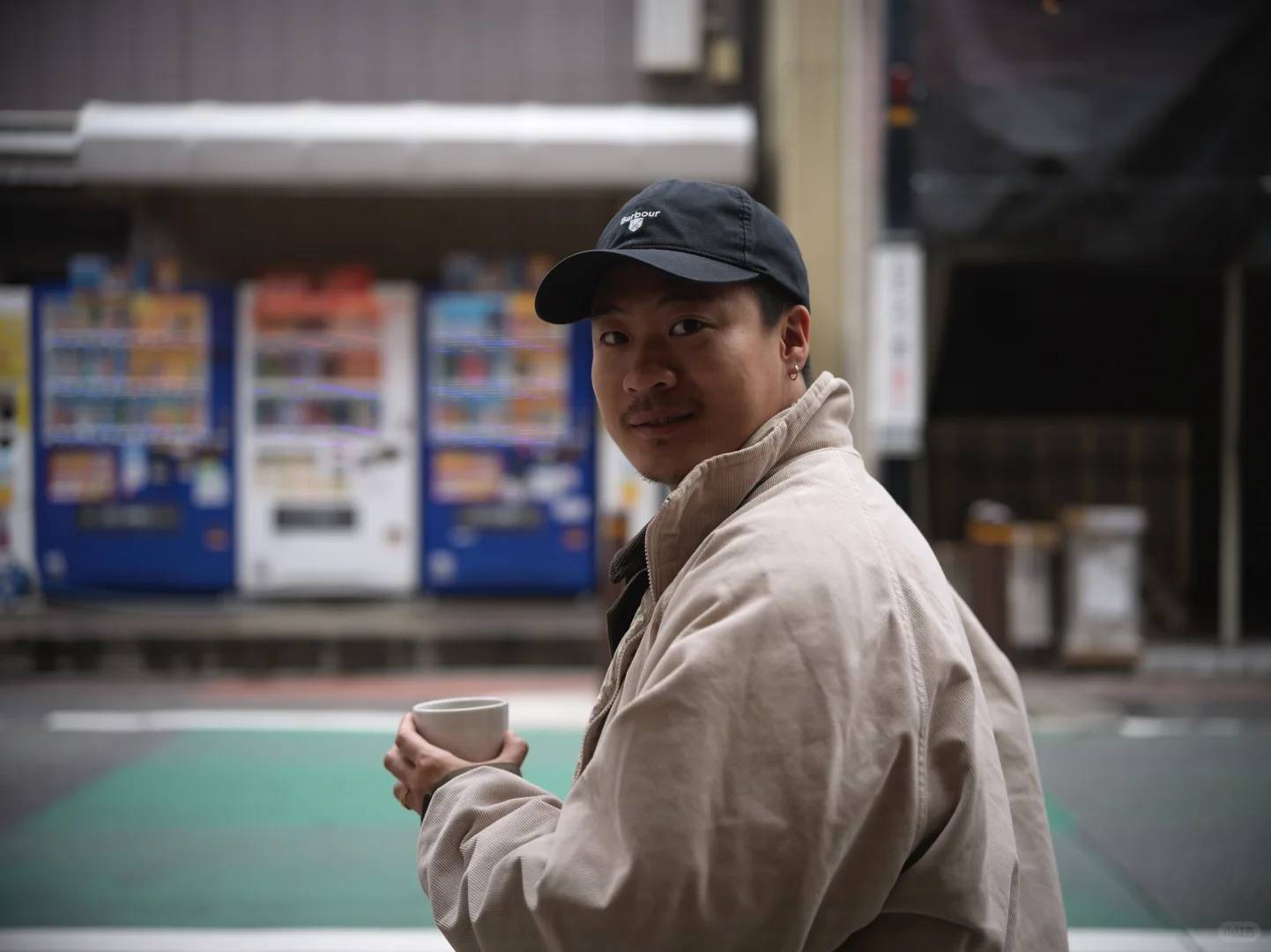 曇りの日のこぢんまりとしたコーヒーショップ：リラックス＆人々の観察が楽しめる最高のストリートカフェ