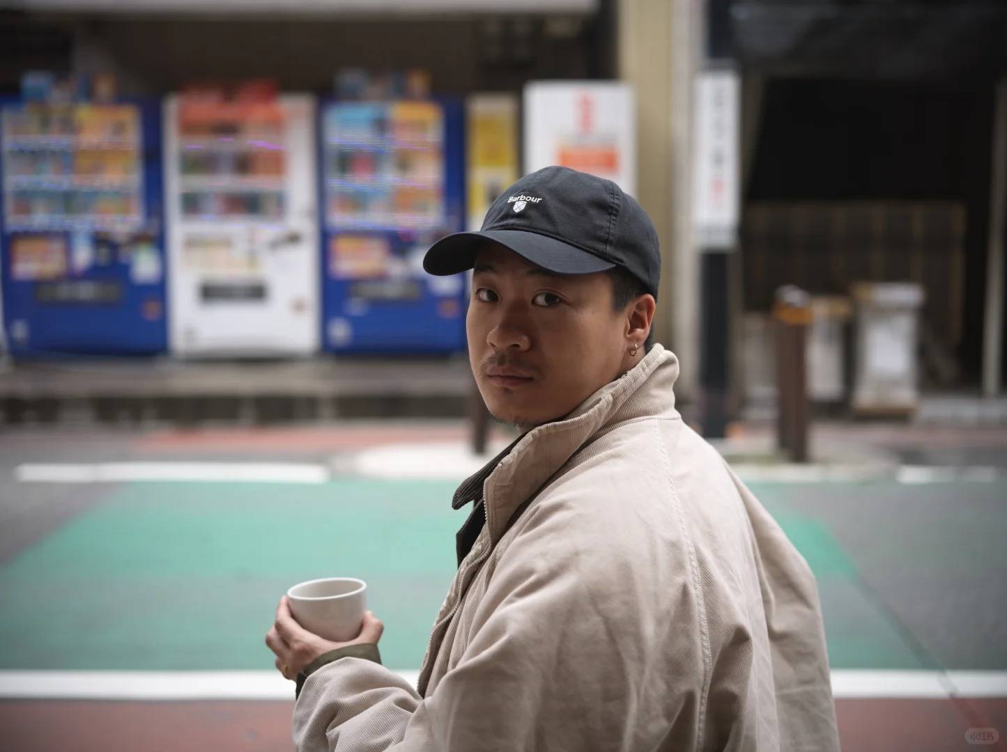 曇りの日のこぢんまりとしたコーヒーショップ：リラックス＆人々の観察が楽しめる最高のストリートカフェ