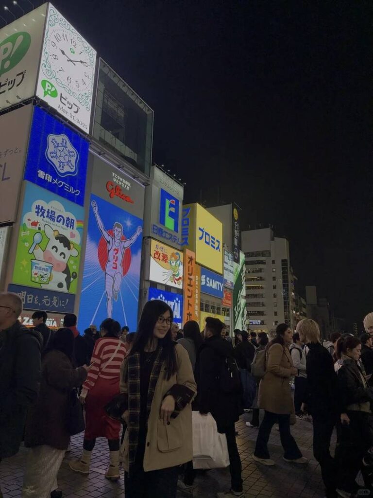Superbe photographie de rue à Osaka : capturer des moments authentiques de passants au Japon