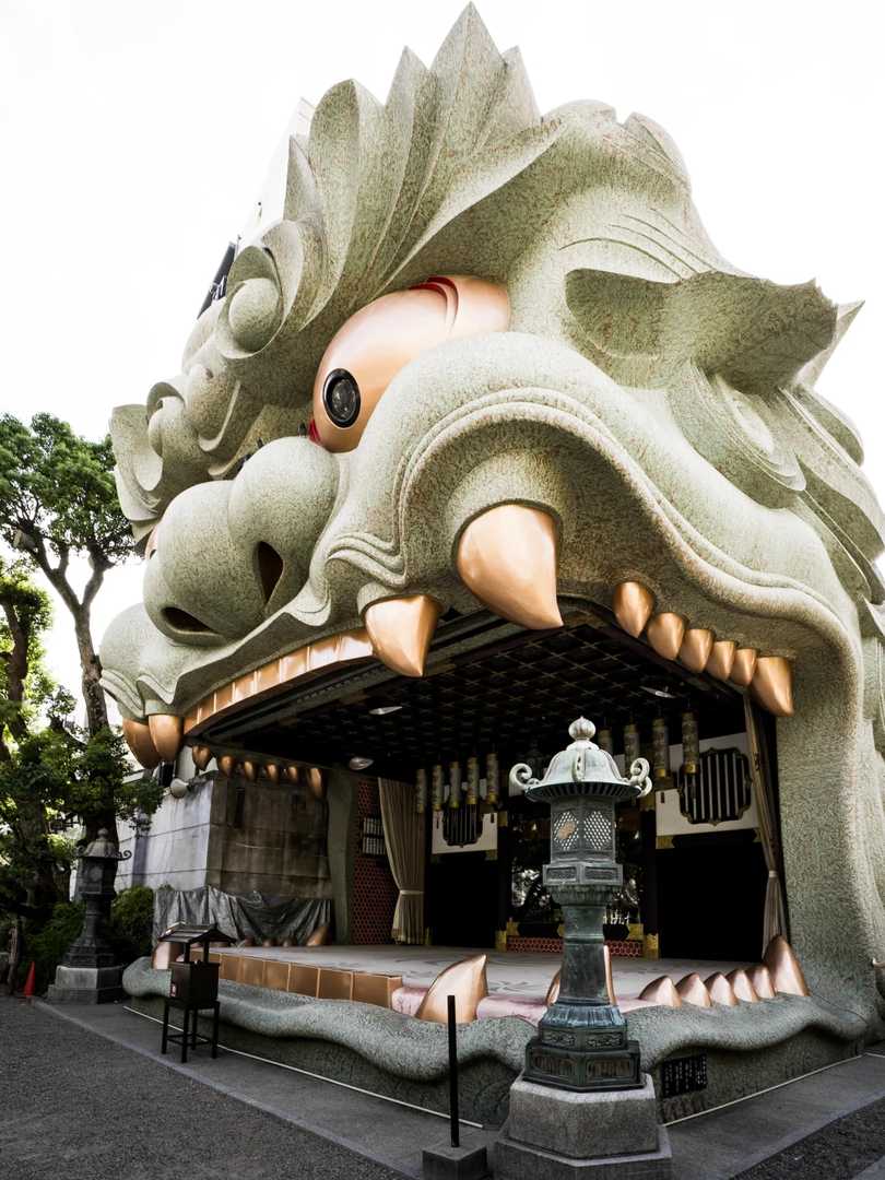 Top 10 Instagram-Worthy Photo Spots in Osaka: Namba Yasaka Shrine Guide 🦁