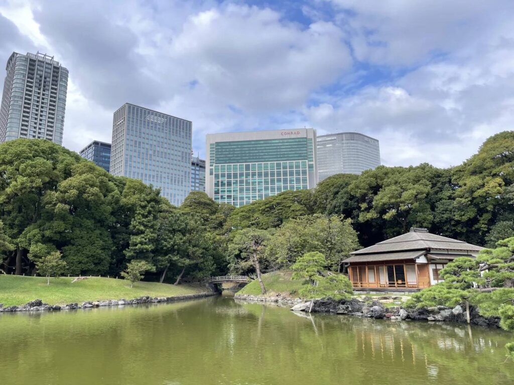 浜離宮恩賜庭園 Tokio: Die besten Tipps für den Besuch dieses historischen japanischen Gartens
