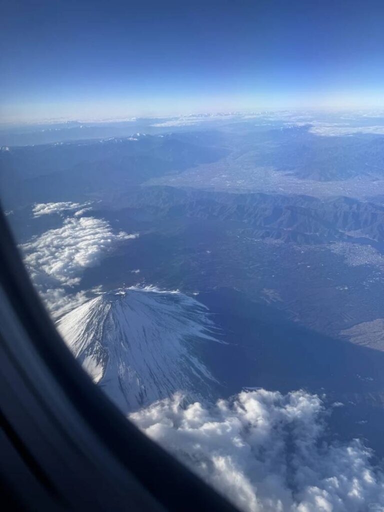 驚異的な空中からの眺め：富士山の頂上を飛行する－息をのむ体験