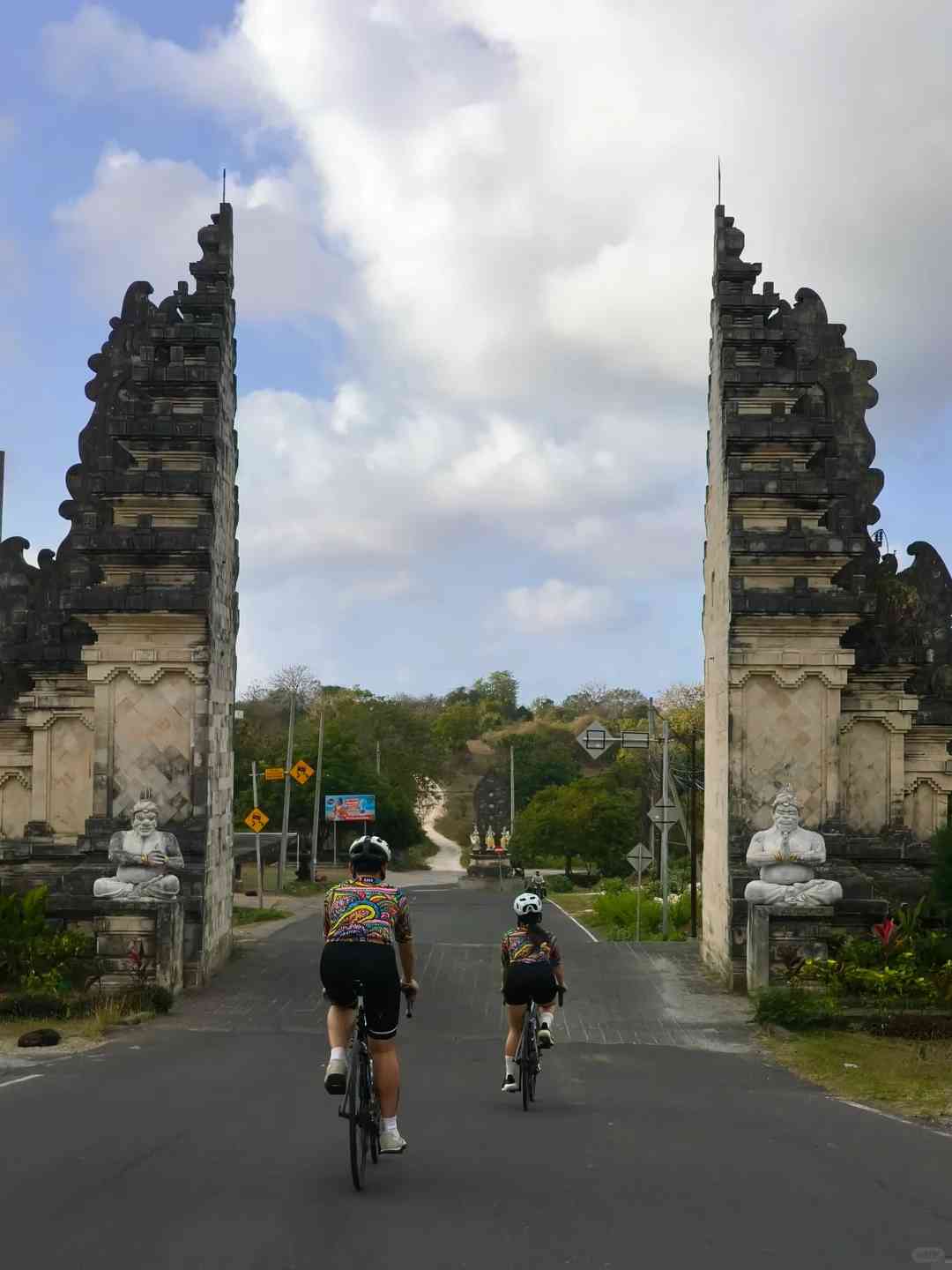 تجربة ركوب الدراجات على طريق كلية بالي: مسارات سياحية ورحلات مغامرات 🚴🏻♀️🚴🏽