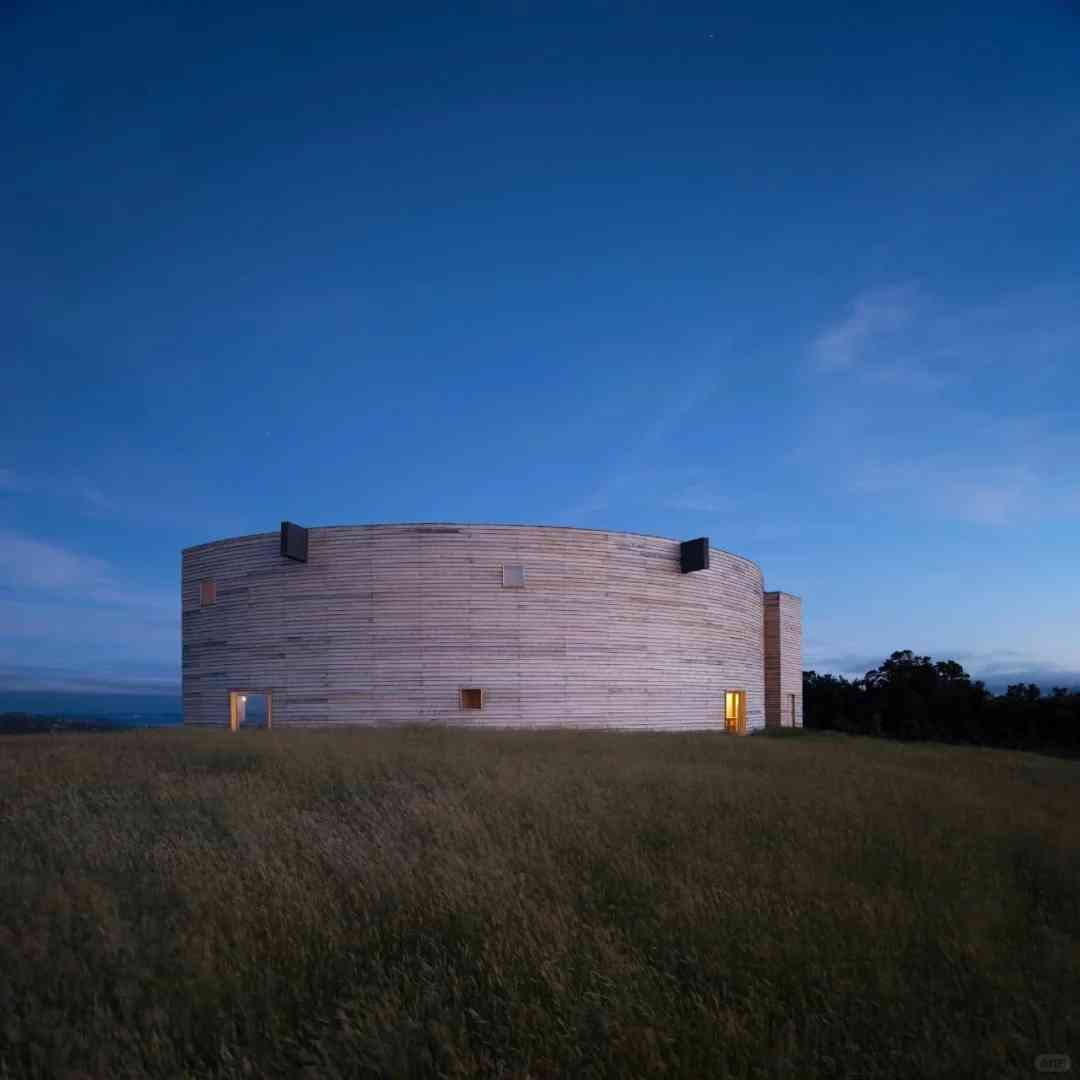 Best Self-Guided Tour Routes for Exploring Twin Houses Overlooking Chiloé Island on a Budget