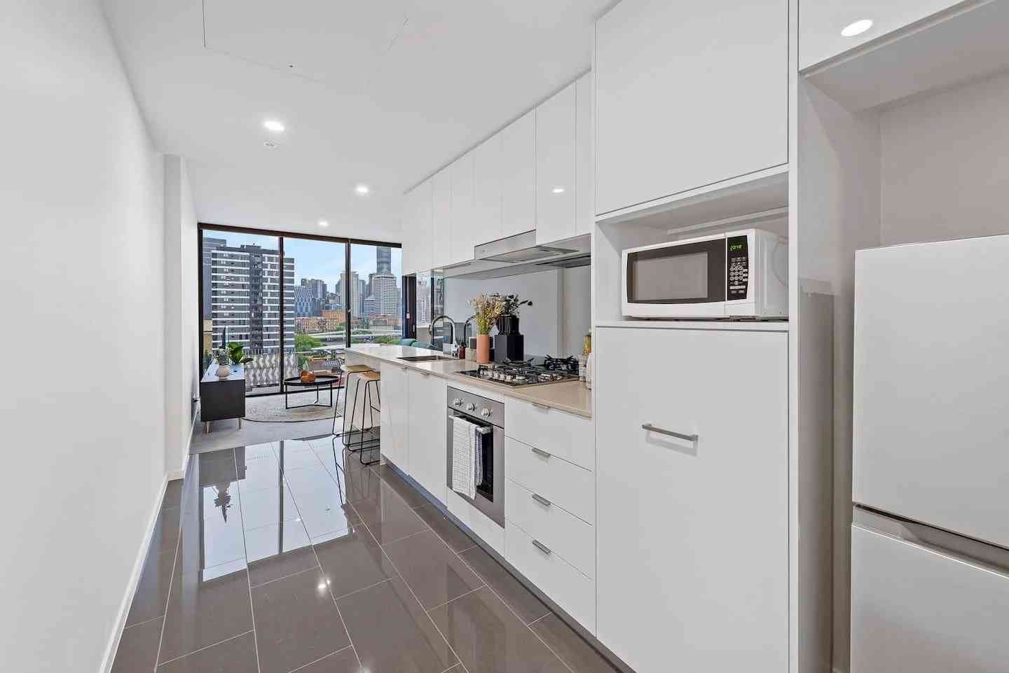 Brisbane South 1B1B Apartment with Balcony - Prime Location Near CBD!