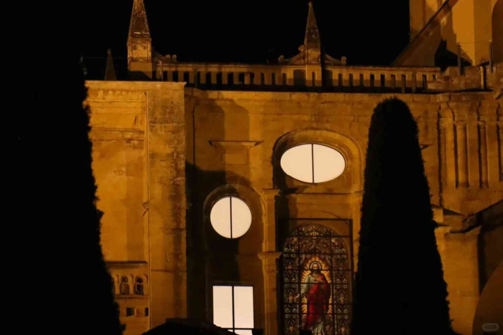 Cordoue sous le ciel nocturne : meilleurs endroits pour observer les étoiles et activités du soir.