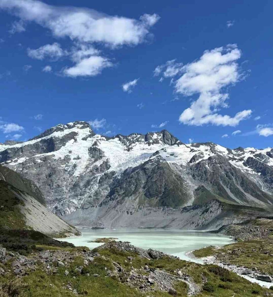 Cost for Two People to Travel to New Zealand in May: Budget Breakdown