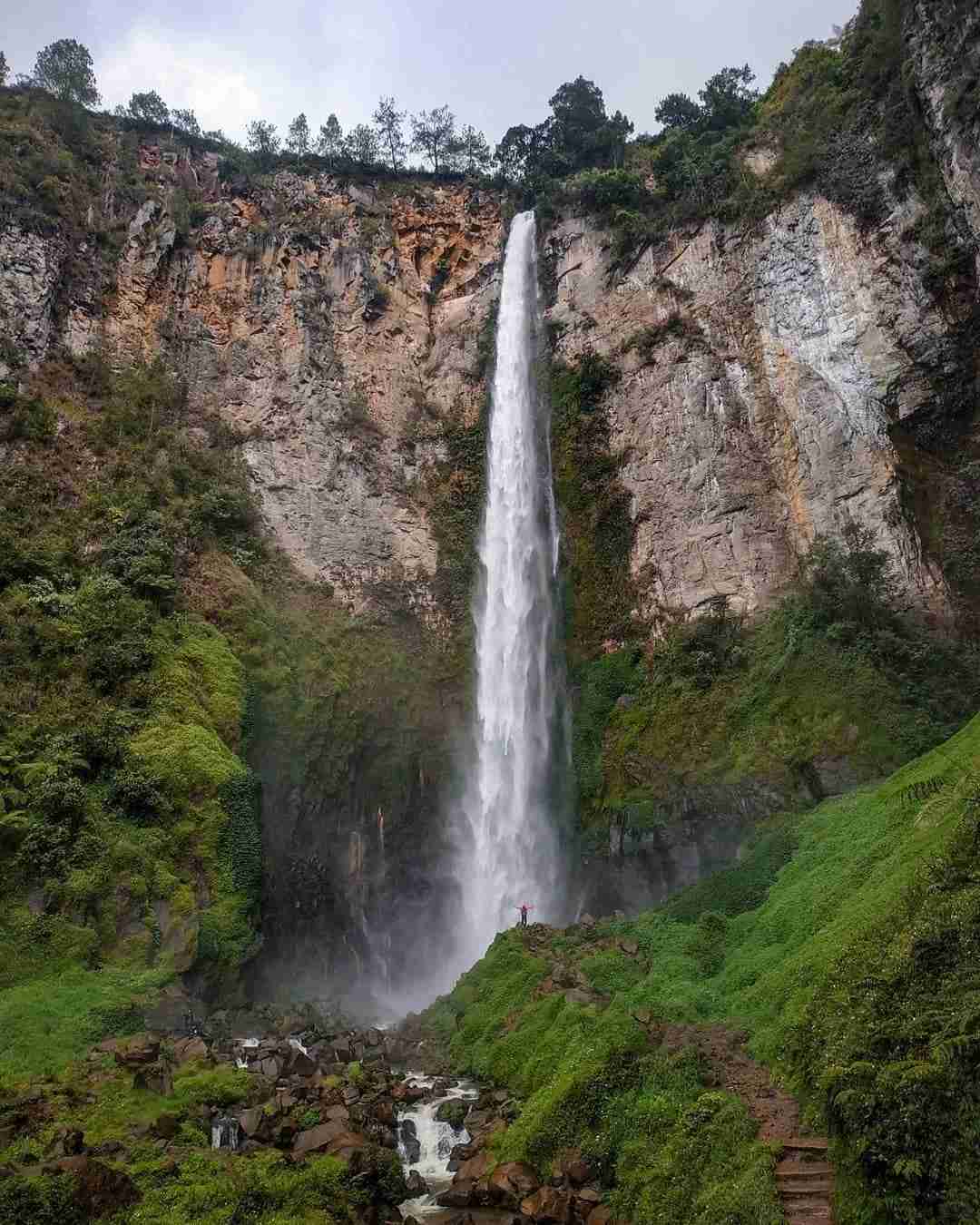 Discover God's Emerald: Explore the World's Largest Volcanic Lake with Private Chauffeur Service