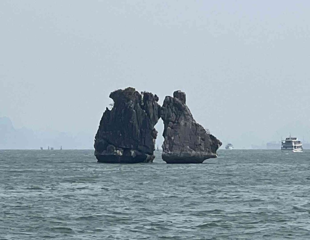 اكتشف خليج هalong: غوانغشي فيتنام على البحر 🌊✨