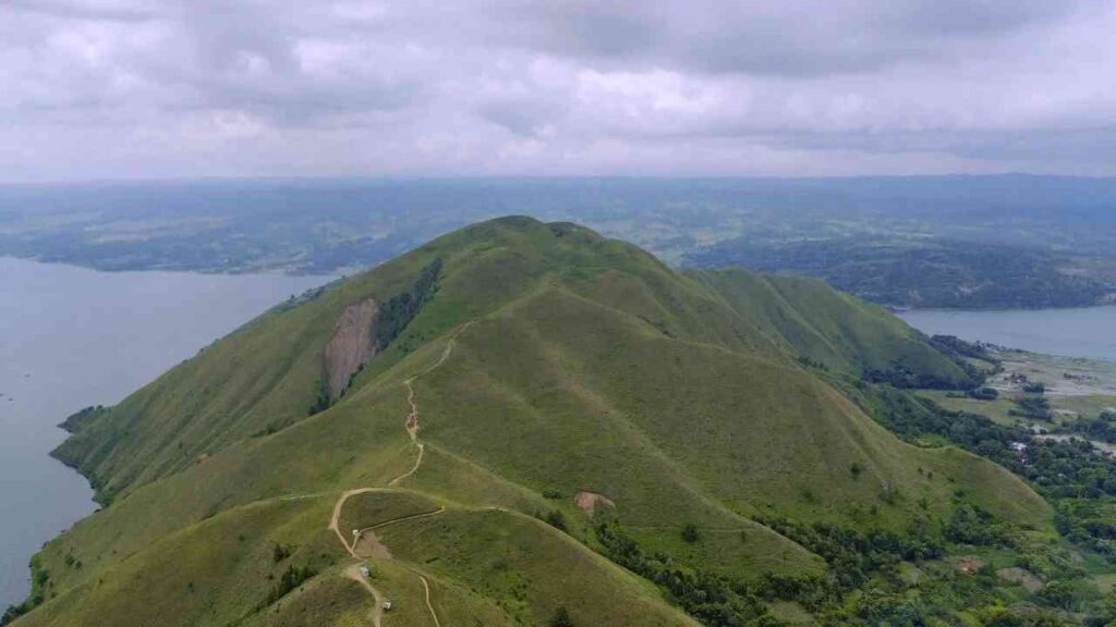 Discover Indonesia’s Hidden Gem: The World’s Largest Volcanic Lake, A Fairyland-like Paradise Escape