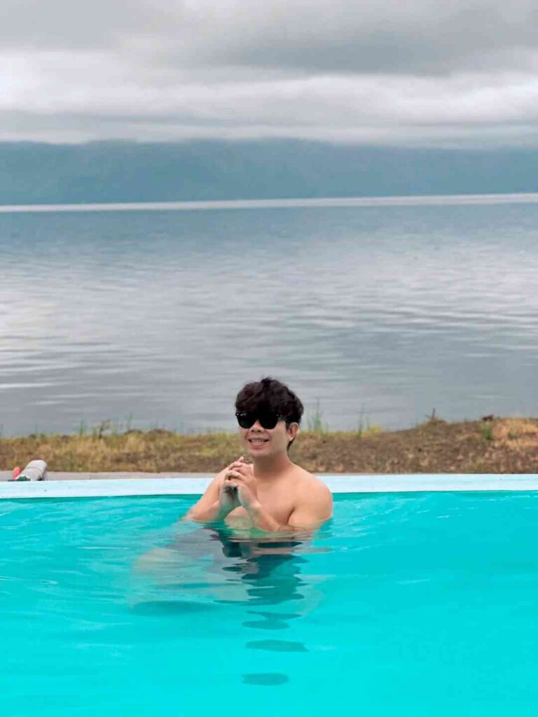 Entdecken Sie den indonesischen Toba-See: Vulkan am Hang und malerisches Infinity-Pool-Abenteuer