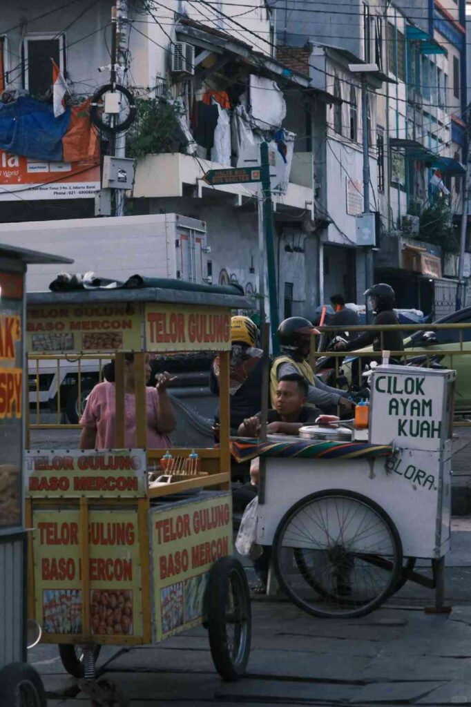 Discover Jakarta’s Dual Facade: Exploring the Hidden Corners Behind the City’s Prosperity 🇲🇨