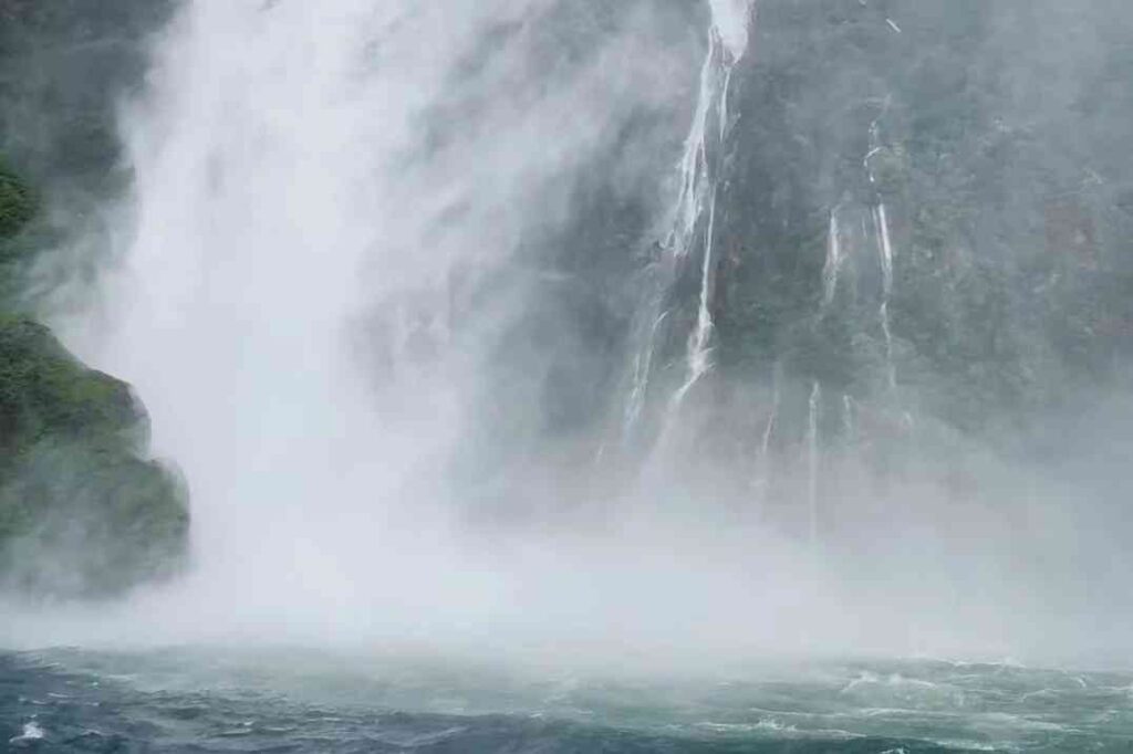 Entdecke Neuseelands Milford Sound: Die ultimative landschaftliche Kreuzfahrt-Abenteuer 🇳🇿