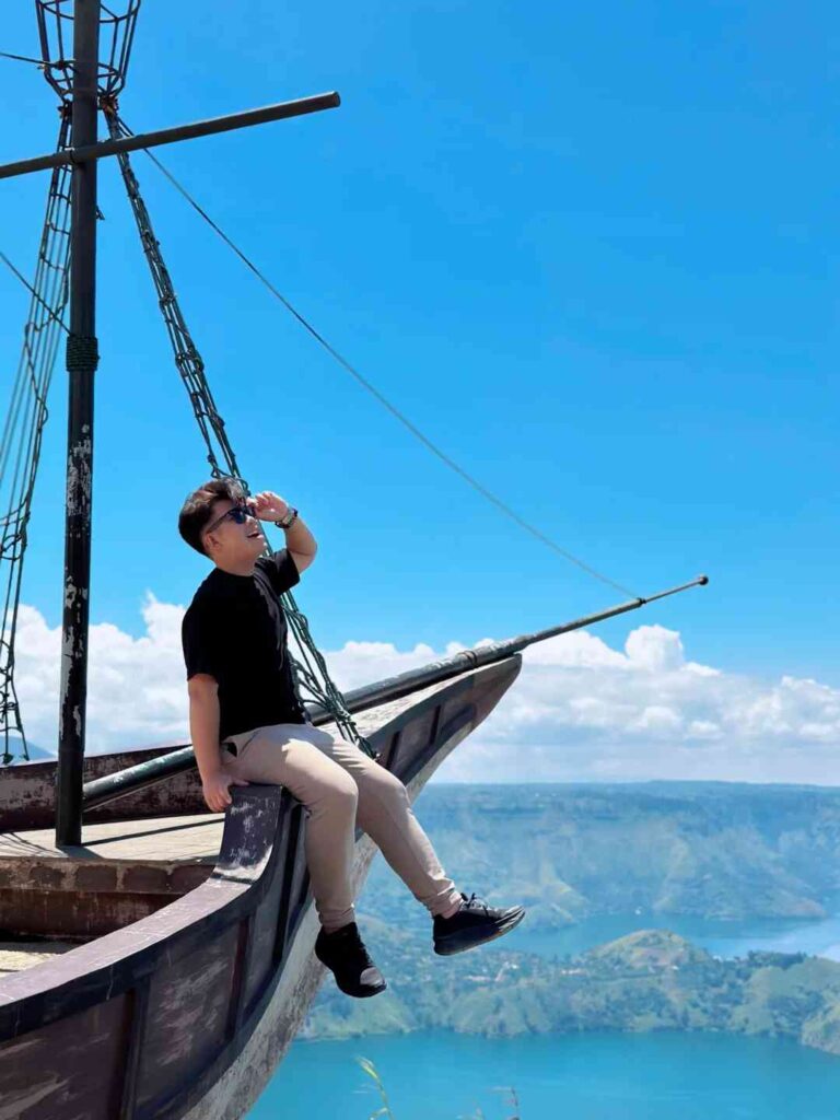 Entdecken Sie atemberaubende Aussichten: Die Insel Samosir im Toba-See aus 1600 Metern Höhe