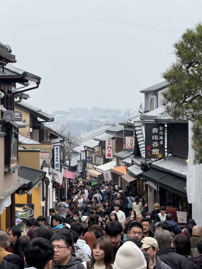 京都で最も人気のある観光地である清水寺の魅力を解き明かす