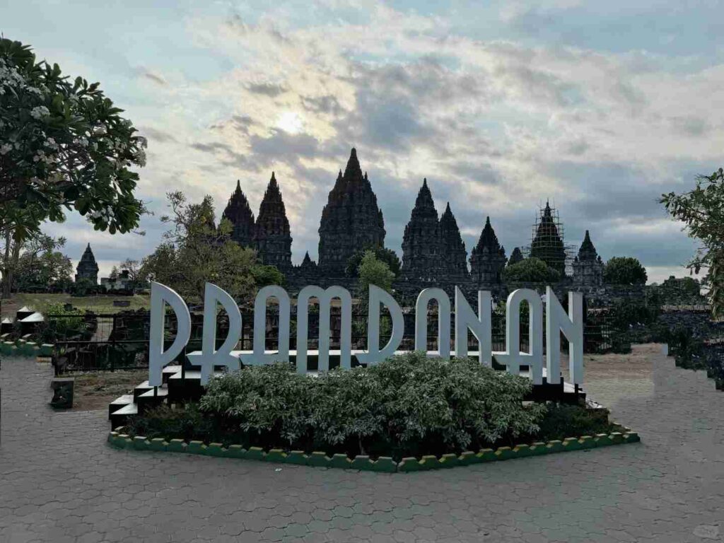 ヨogyakartaを発見しよう：ジャワの文化と聖地の旅 🤎🖤