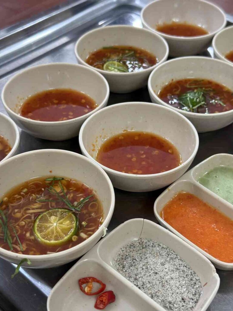 Откройте для себя лучшие маленькие рестораны морепродуктов в Ханое с полным меню.