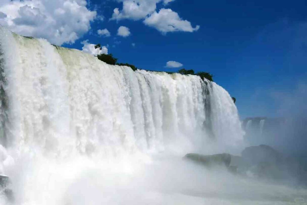 Discover the Breathtaking Beauty of Iguazu Falls in South America