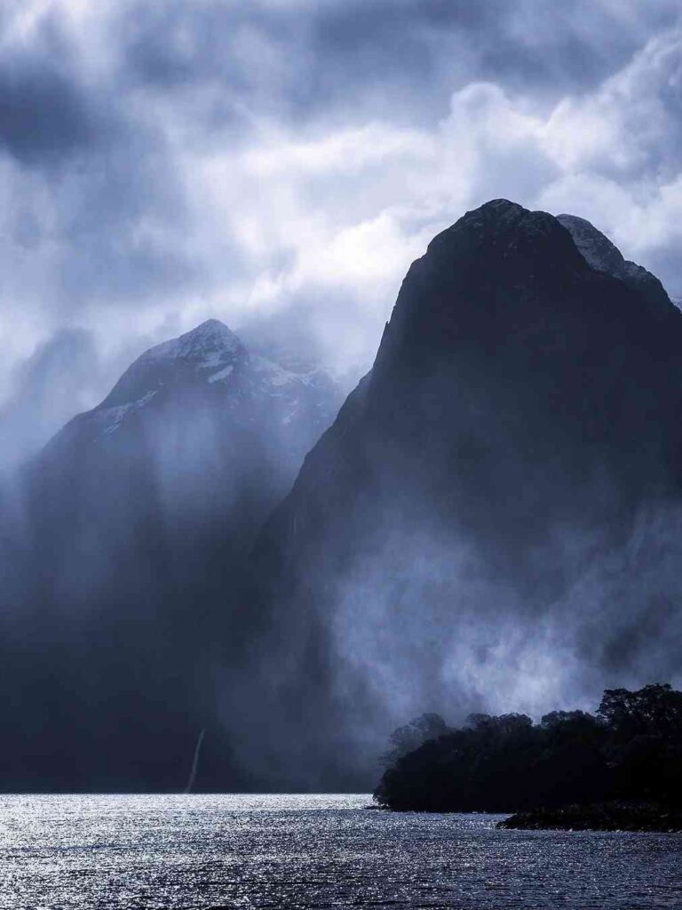 Discover the Breathtaking Beauty of Milford Sound in These 9 Stunning Photos