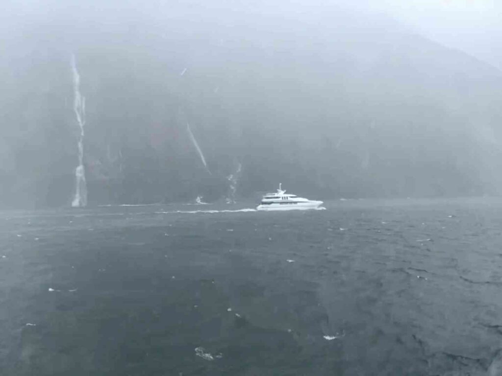 Entdecke die atemberaubende Schönheit von Milford Sound in Neuseeland.