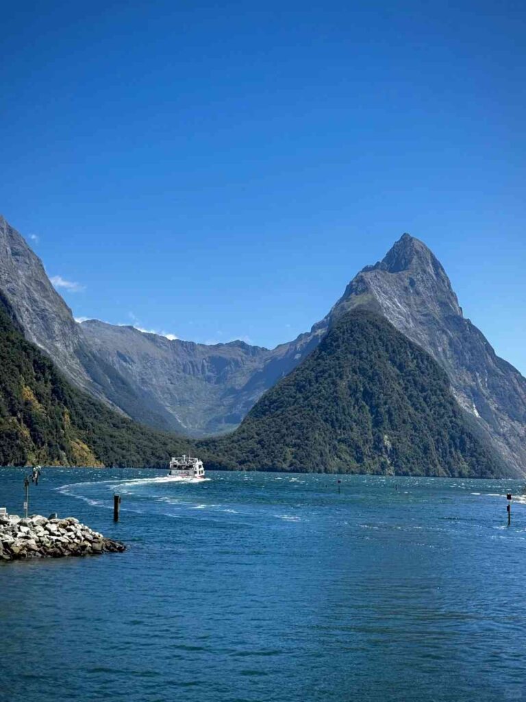 Entdecke die atemberaubende Schönheit von Milford Sound, Südinsel Neuseeland.