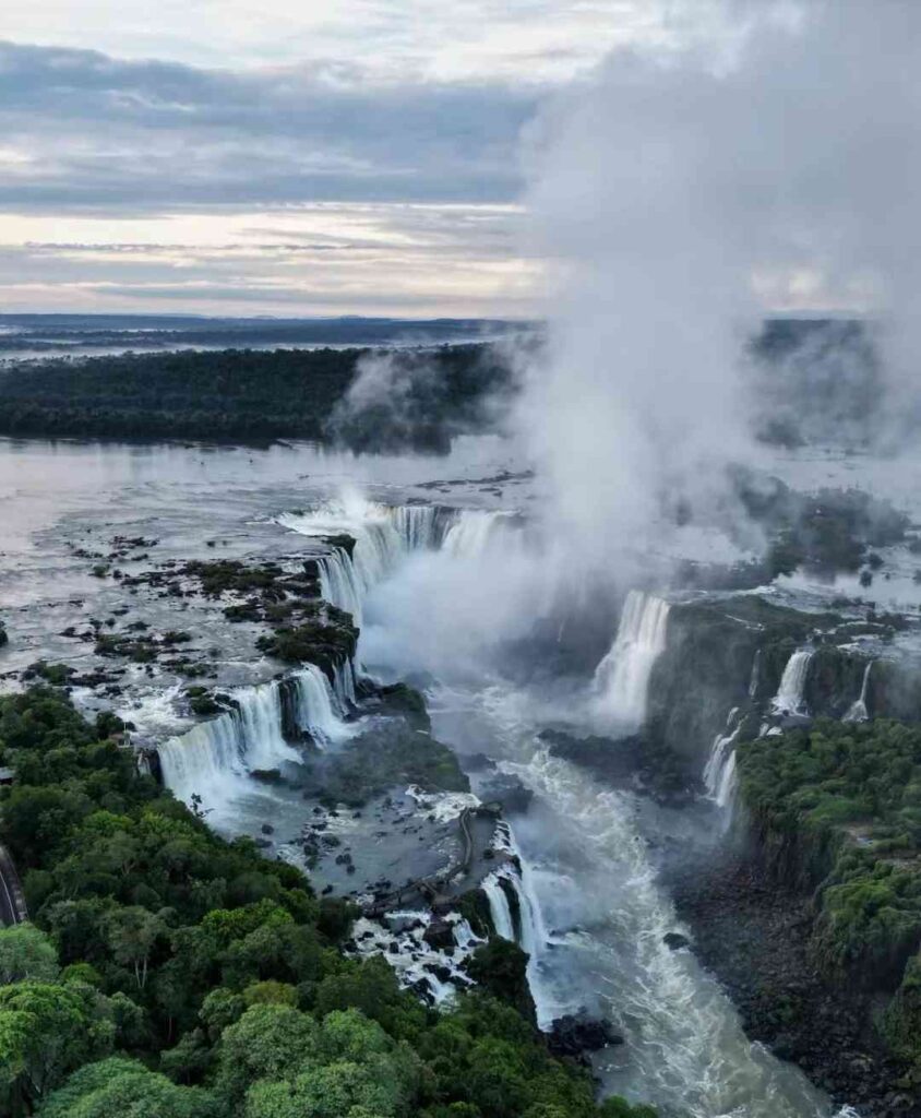 Discover the Breathtaking Iguazu Falls: South America’s Natural Wonder
