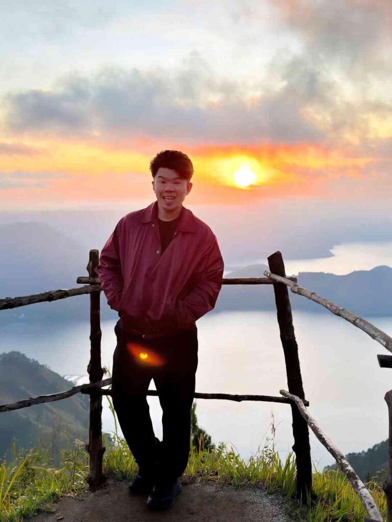 Entdecken Sie den atemberaubenden Sonnenaufgang vom Berggipfel am Toba-See, Medan, Indonesien