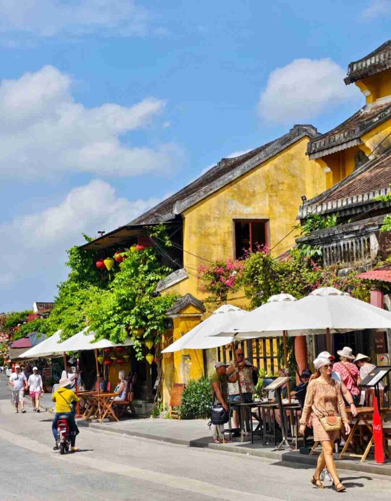 Entdecken Sie die bezaubernde Schönheit der Altstadt von Hoi An an einem sonnigen Tag