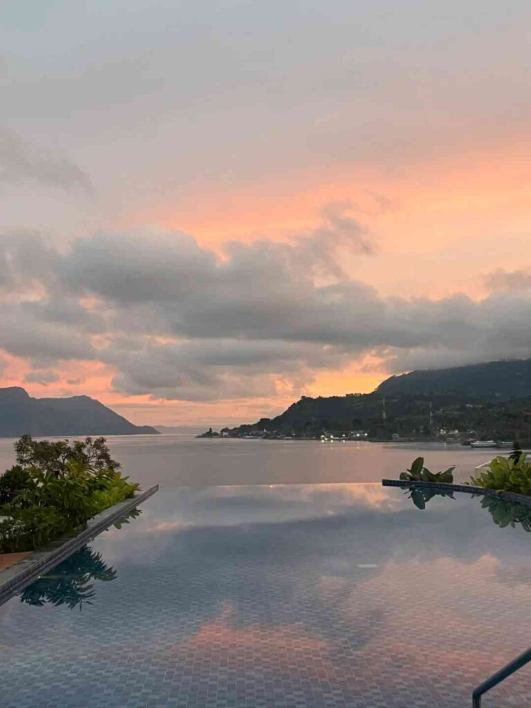 Découvrez le lac enchanteur de Toba : les meilleurs hôtels pour une escapade au pays des fées