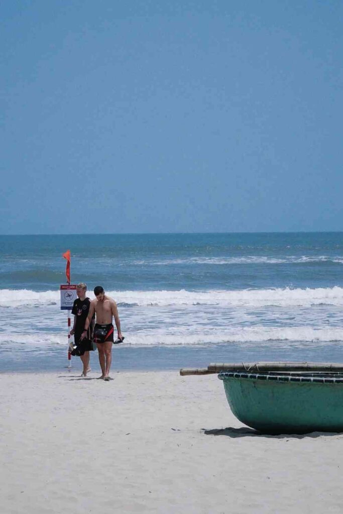 ダナンのマイキー浜の隠された美しさを発見しよう 🏖️