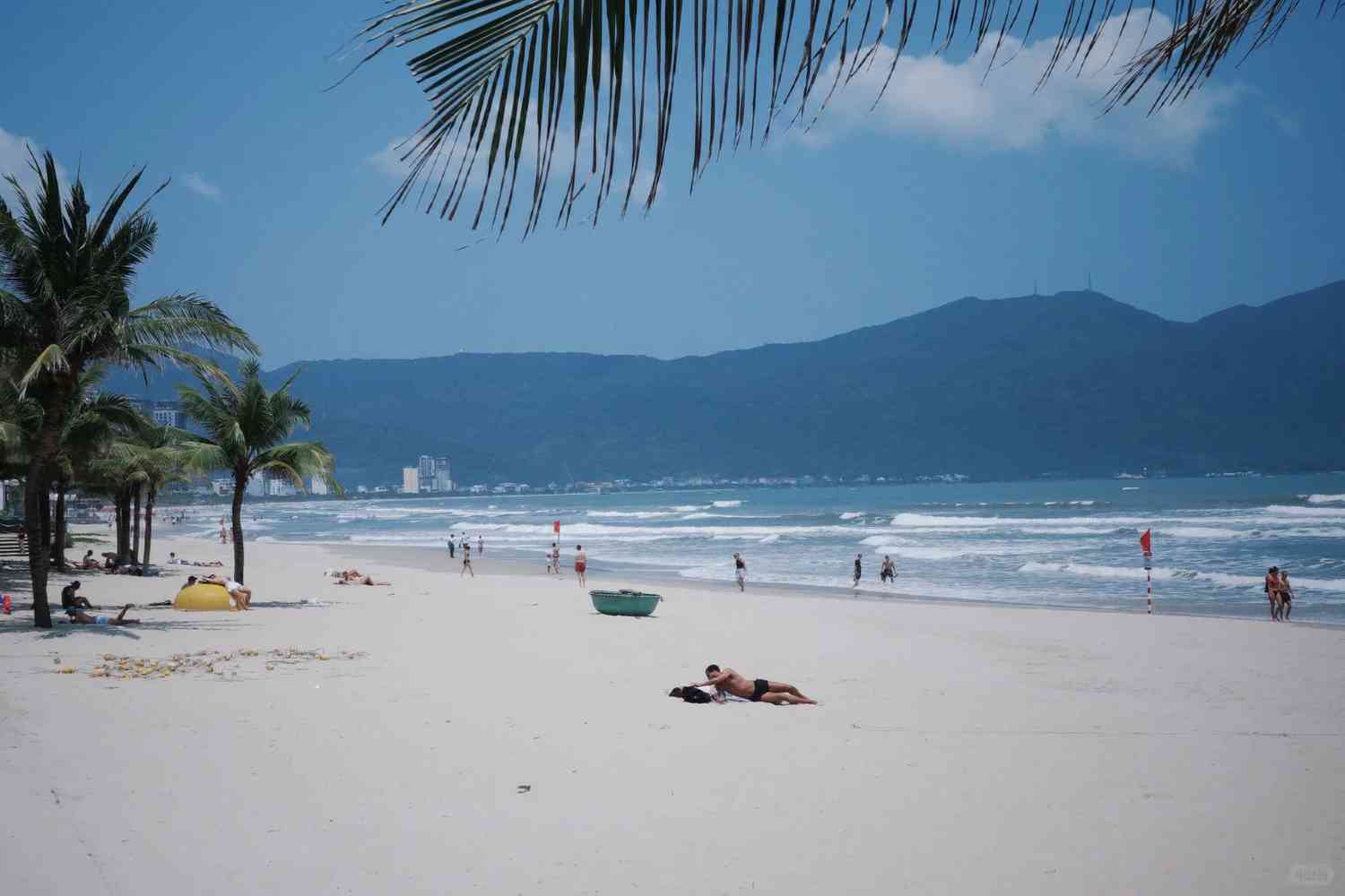 Descubra a Beleza Oculta da Praia de Mỹ Khê em Danang 🏖️