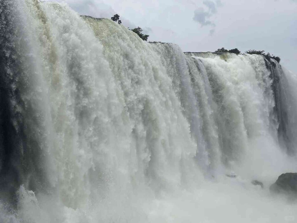 Discover the Majestic Beauty of Iguazu Falls: A Traveler’s Paradise