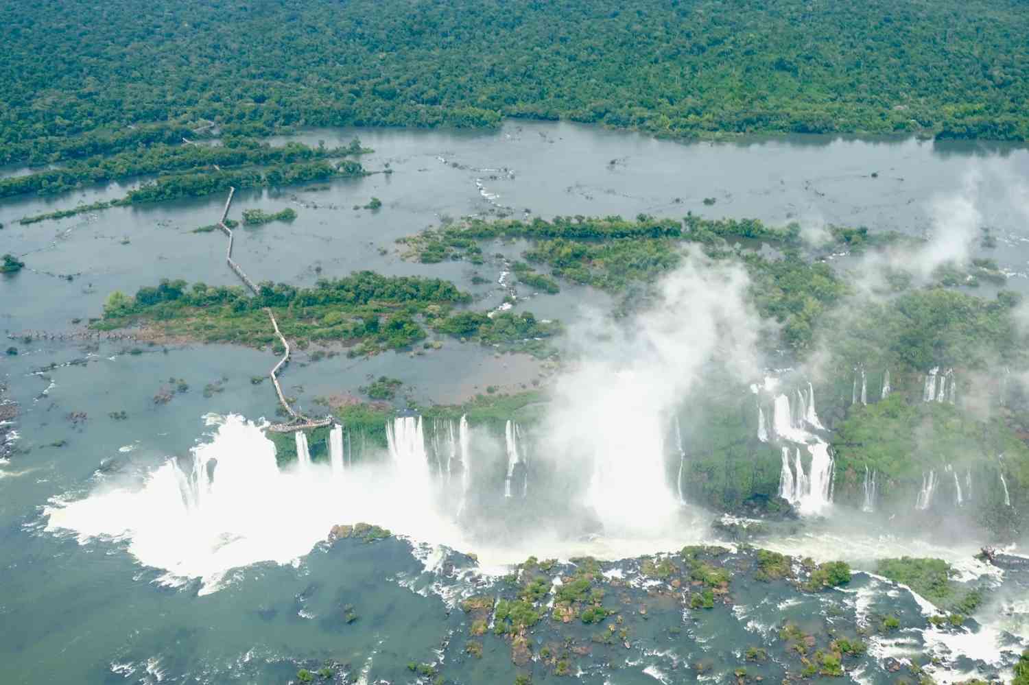 Discover the Majestic Beauty of Iguazu Falls: A Traveler's Paradise