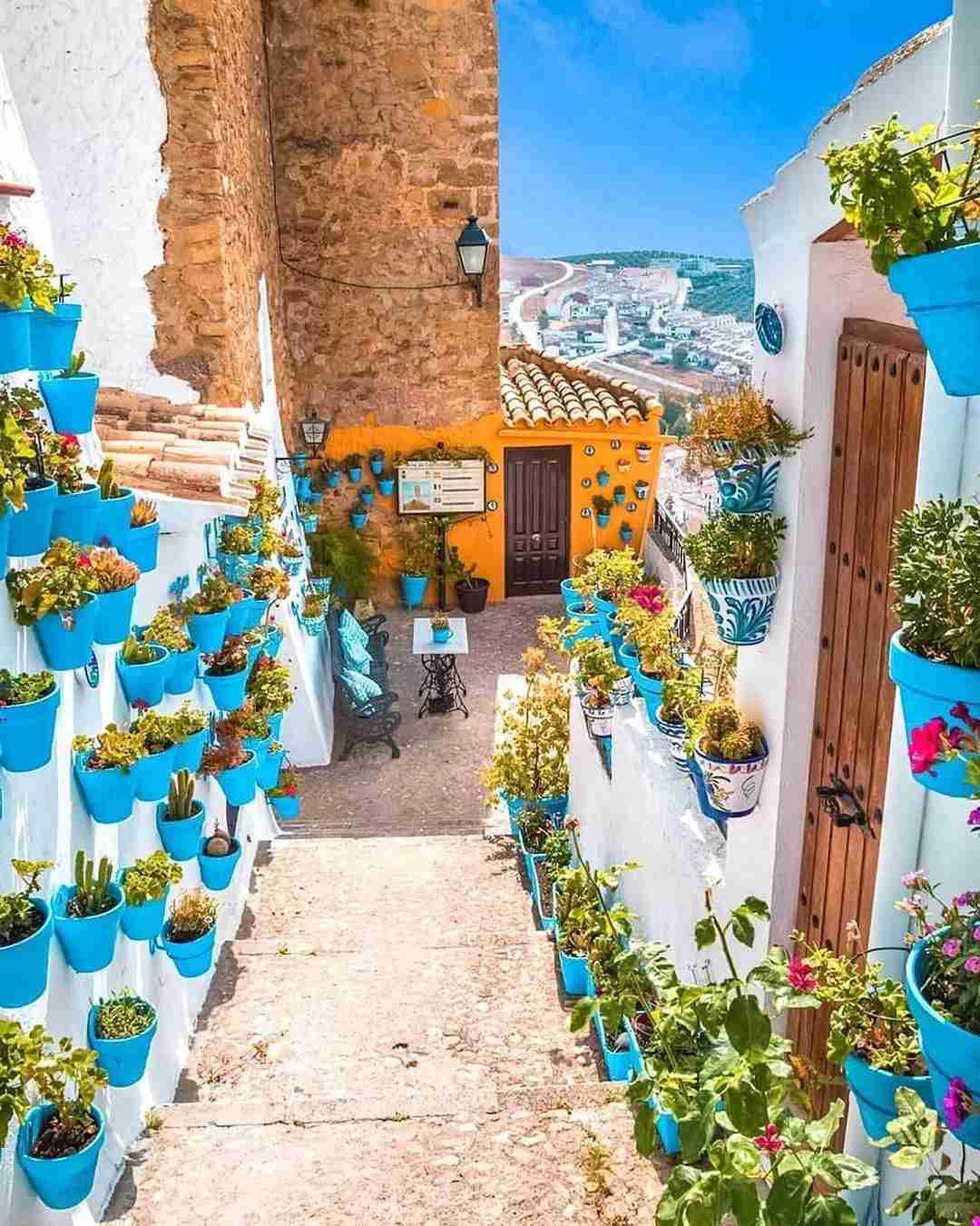 Открыть самые красивые и рекомендуемые города для посещения в Испании 🌟
