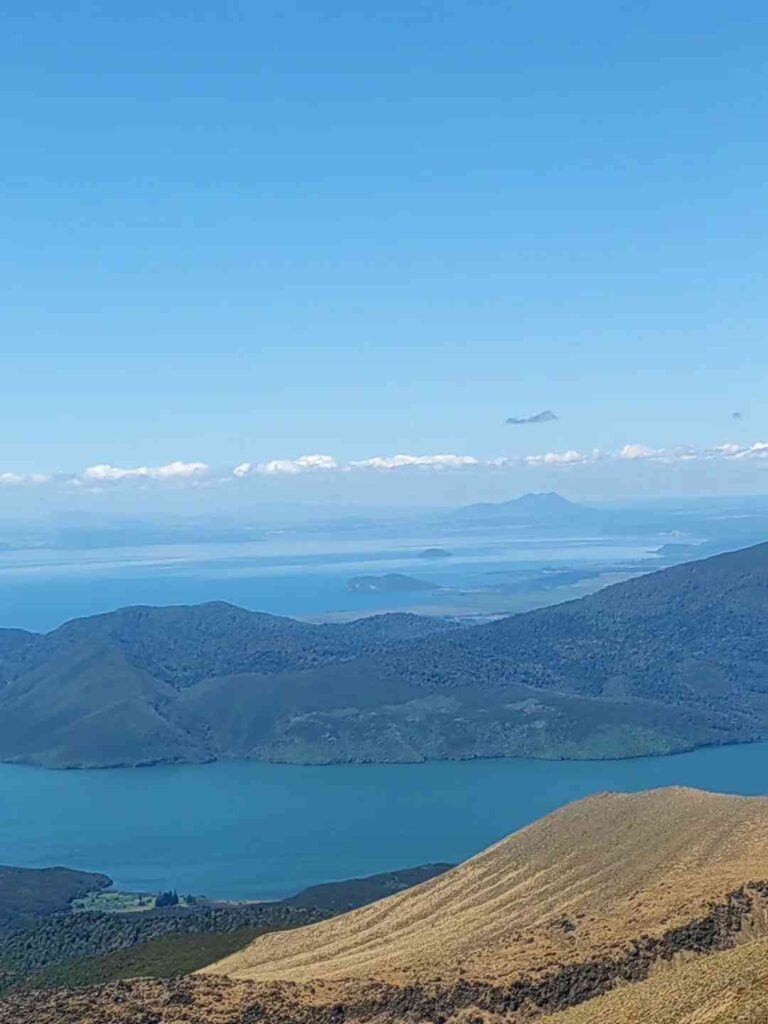 Descubra o Perfeito Passeio de Dia Ensolarado: o Tongariro Challenge Te Aguarda!