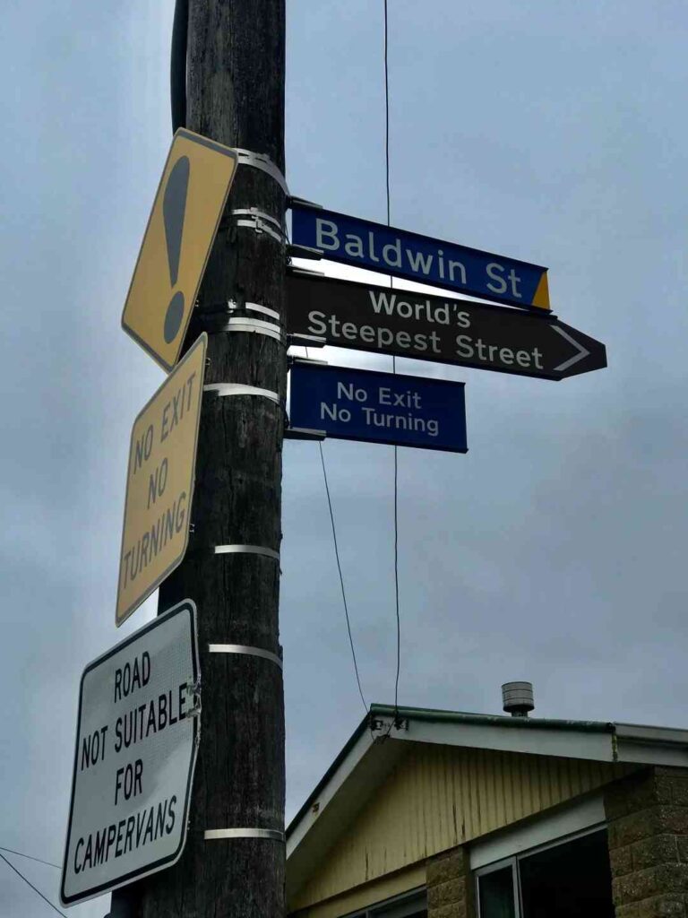 Descubra a Rua Mais íngreme do Mundo: Baldwin Street, Dunedin, Nova Zelândia.