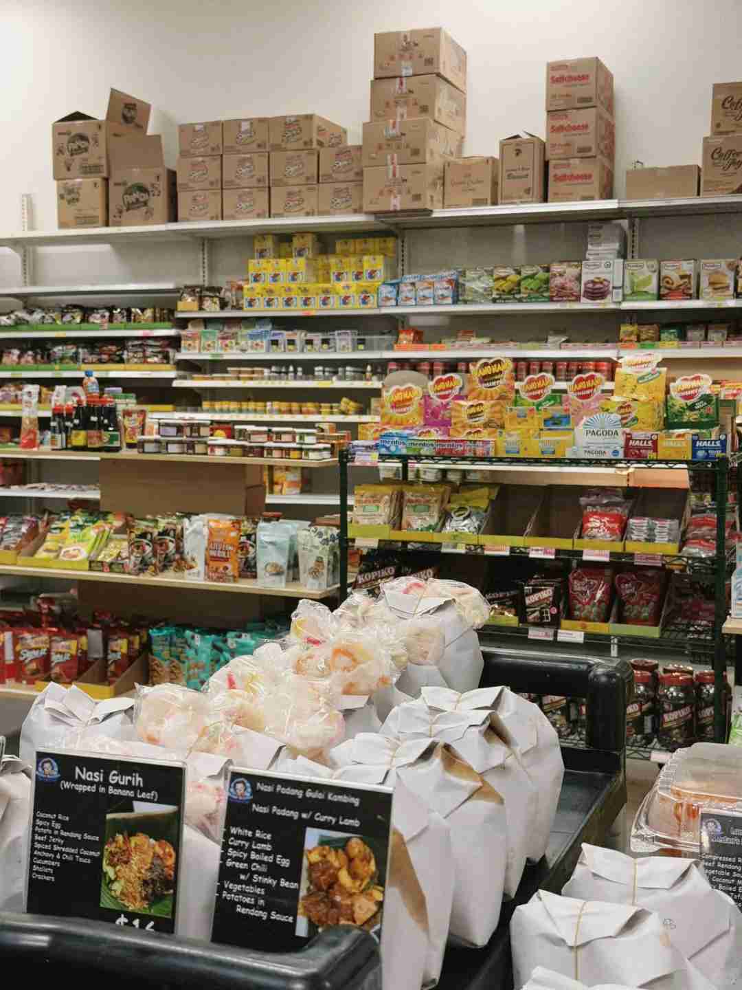 اكتشف الكعكة الثلاثية المذهلة في متجر البقالة الإندونيسي الخفي في منطقة تشاينا تاون