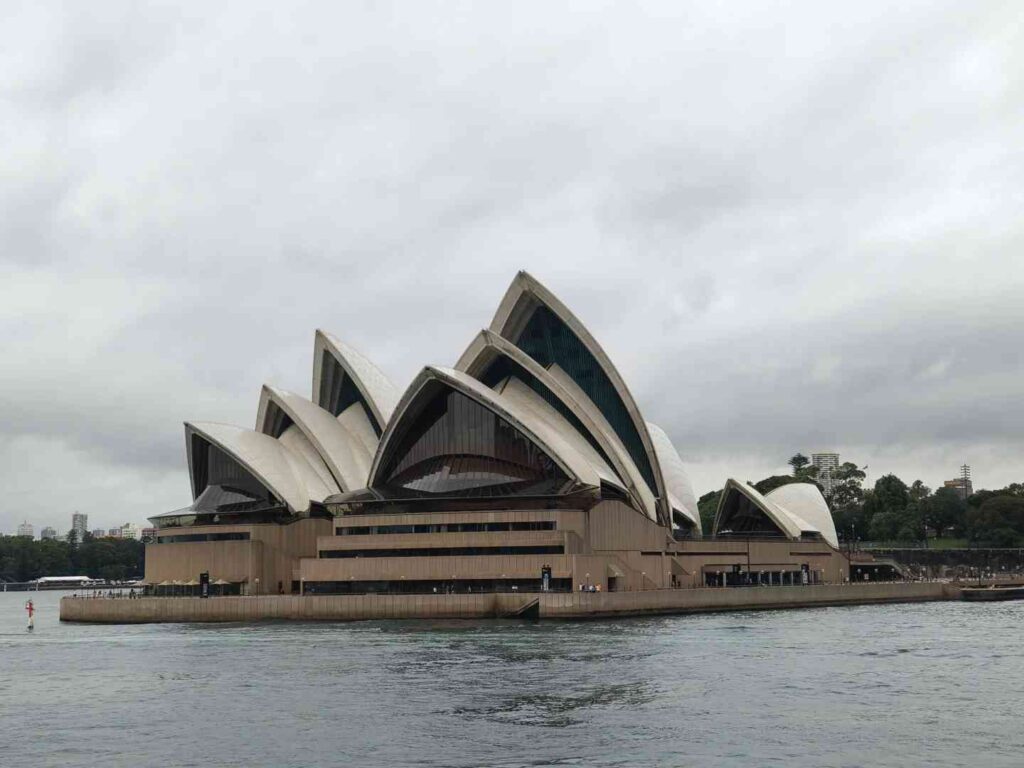 Découvrez l'expérience unique de porter un qipao au Sydney Opera House.
