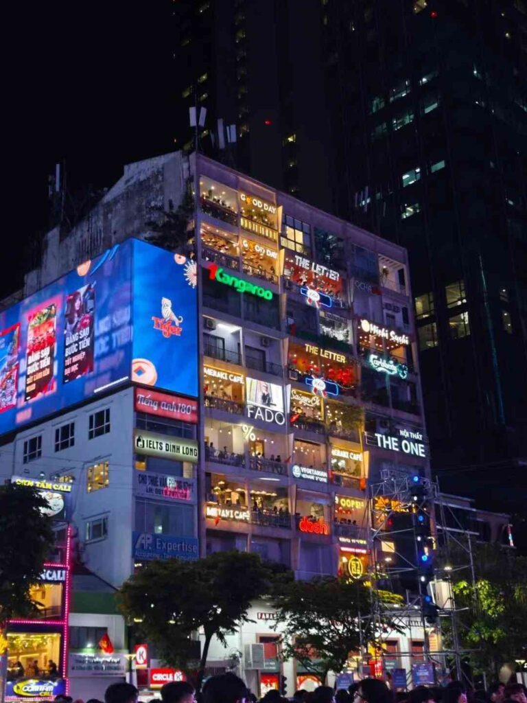 Descobrindo Ho Chi Minh: Por que suas ruas desafiam caminhadas na cidade, mas oferecem vistas panorâmicas.