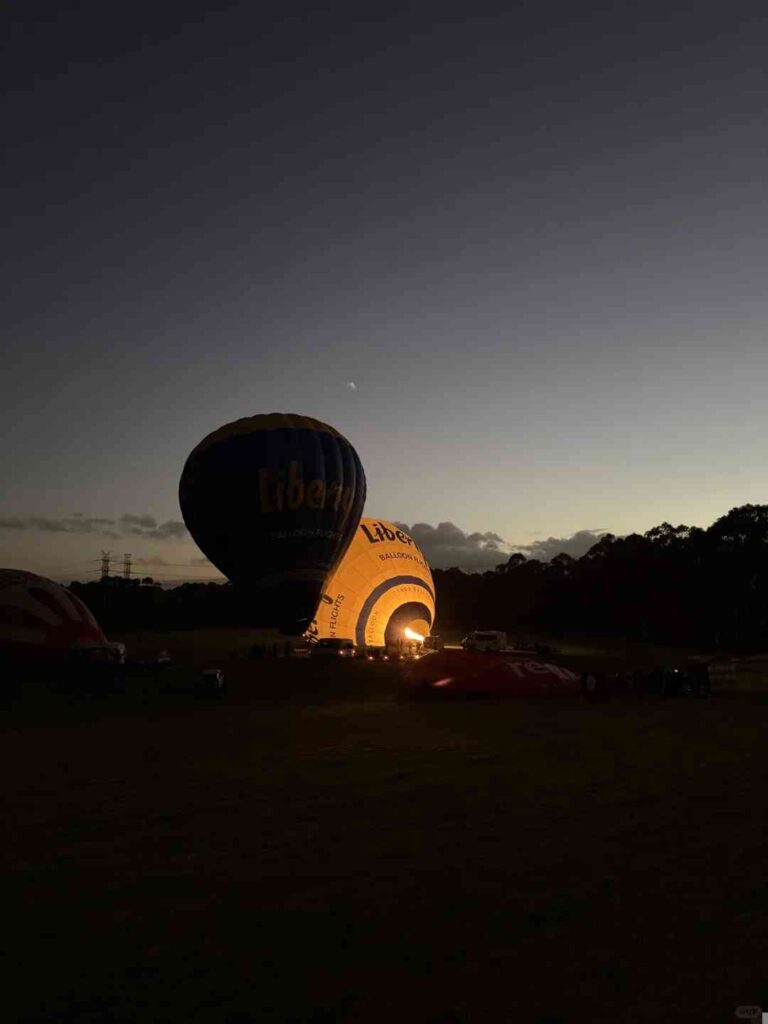 Experimente vistas deslumbrantes do nascer do sol: Passeio de balão de ar quente sobre Melbourne.