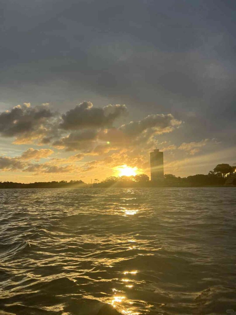 Experience Unforgettable Sydney Kayaking: Watch Breathtaking Sunsets on the Sea 🛶