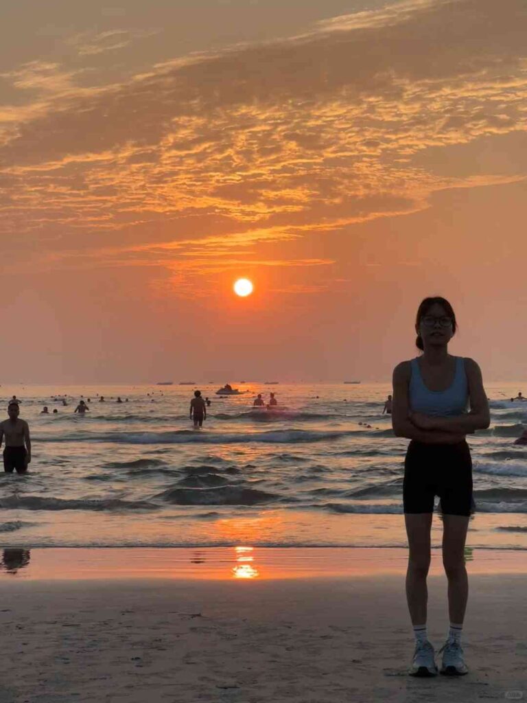 Experience the Breathtaking Sunrise in Da Nang: Light and Shadows Dance on the Sea