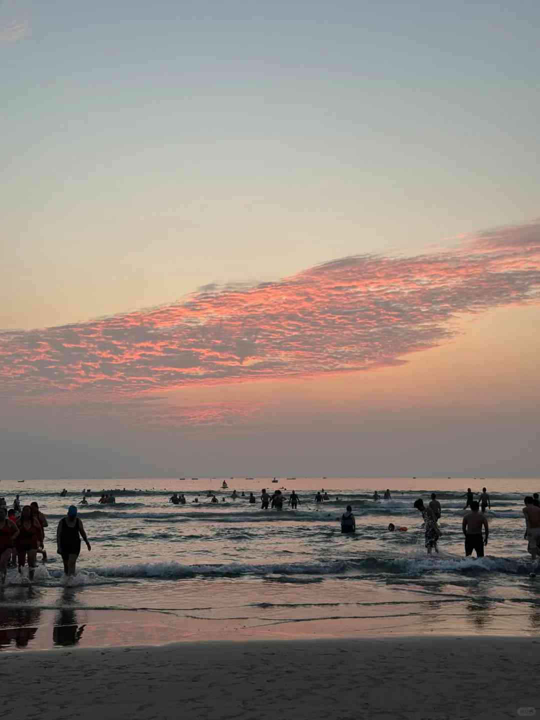 Experimente o Deslumbrante Amanhecer em Danang: Luzes e Sombras Dançam no Mar