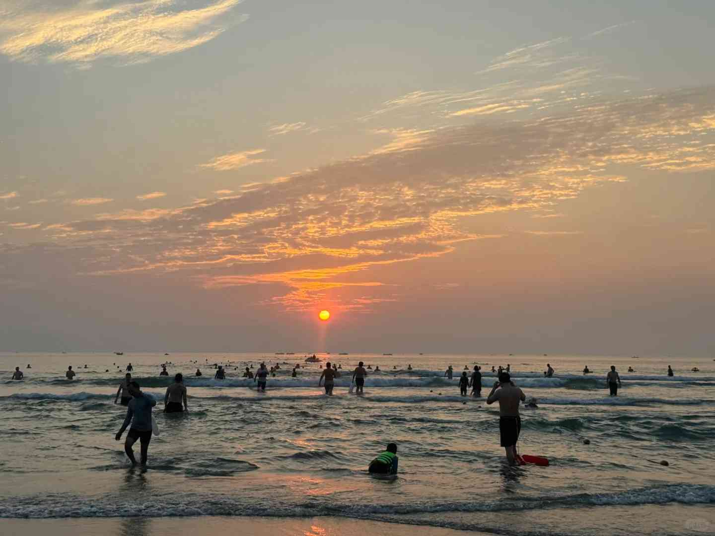 Experimente o Deslumbrante Amanhecer em Danang: Luzes e Sombras Dançam no Mar