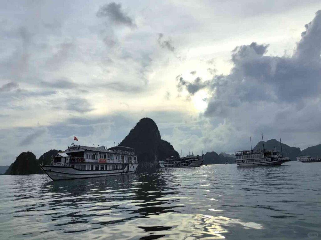 Explore Ha Long Bay: Experiência de 2 Dias no Vietnã