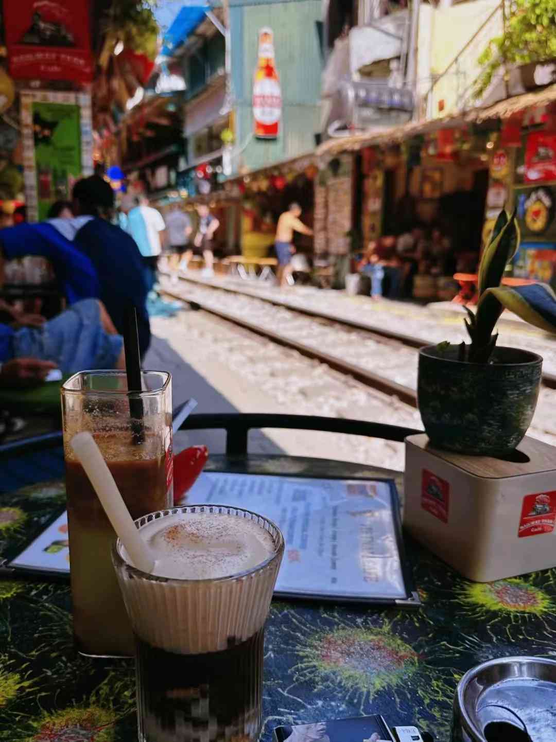 Hanoiの有名な列車通りを探索しよう:ユニークなベトナム旅行体験 🚞