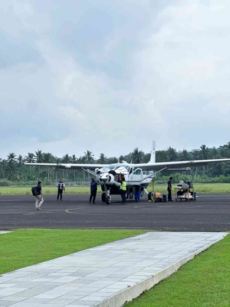 Erkunden Sie Jakartas malerische Landschaften: Kleinflugzeugtouren in Indonesien