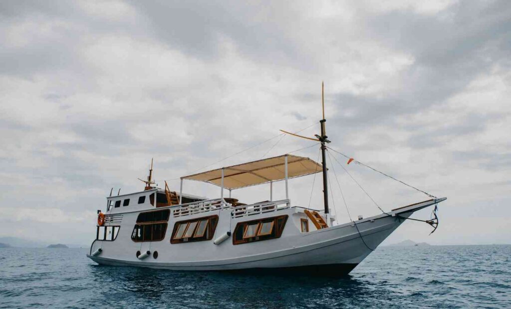 Entdecken Sie das Komodo Tauchsafari-Abenteuer für Gruppen von 4+ Personen