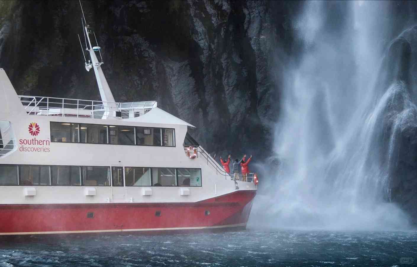 Explore Milford Sound Day Tour: Scenic Adventure from Queenstown