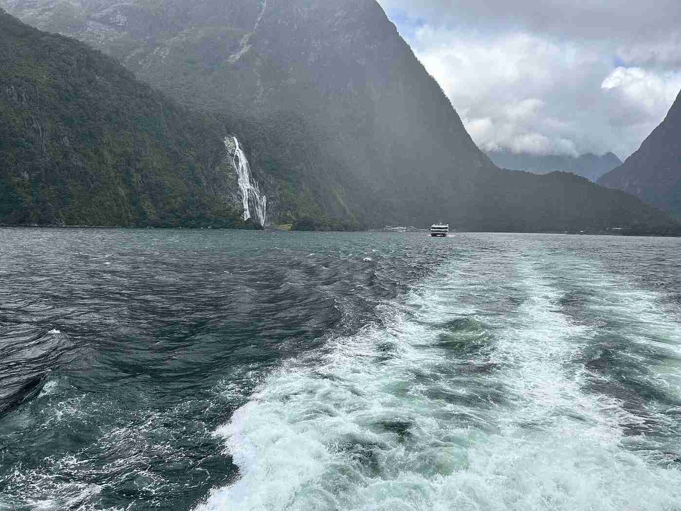 Explore Milford Sound: Ultimate One Day Tour Guide & Travel Tips 🚌